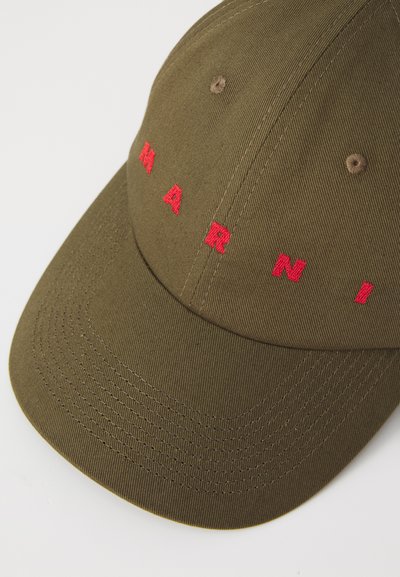 Gorra verde oliva con el bordado rojo de la palabra "MARNI". Presenta un diseño estructurado y una tela texturizada. Costuras reforzadas a lo largo del visera.