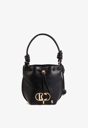 Borsa a secchiello in pelle nera con manico annodato, chiusura con coulisse e dettaglio con logo tono oro sul davanti. Texture liscia e forma arrotondata.
