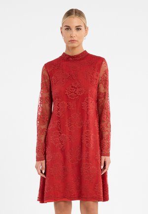 Rotes Spitzekleid mit langen, durchsichtigen Spitzärmeln und hoch geschlossenem Kragen. Verfügt über florale Muster und eine ausgestellte Silhouette. Elegantes und strukturiertes Design.