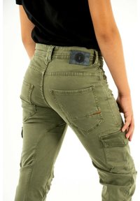 Le Temps Des Cerises Pantaloni cargo - vert