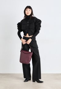 Calvin Klein SOFT SCULPT BUCKET BAG - Bolso de mano - oxblood