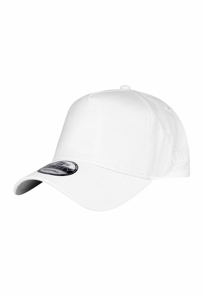 Casquette de baseball blanche ajustable avec un visière courbée et un petit logo brodé sur le côté, présentée sur un fond uni.