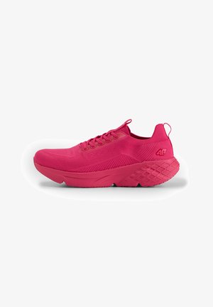 Jaskraworóżowy sportowy sneaker z dzianą cholewką, sznurowadłami, grubą, teksturowaną podeszwą i zawieszkami przy pięcie i języku, pokazany w widoku z boku na białym tle.