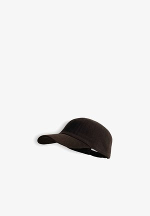 Schwarze texturierte Baseballkappe mit gebogenem Schirm und verstellbarem Riemen auf weißem Hintergrund.