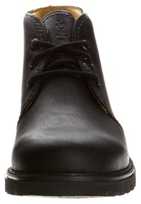 Stivali alla caviglia in pelle nera con punta rotonda, design con lacci, tomaia texturizzata e suola in gomma robusta. Interno foderato in materiale color testa di moro.