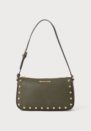 Geantă crossbody verde măsliniu cu studuri aurii, textură netedă, închidere cu fermoar și curea ajustabilă. Prezintă logo-ul Michael Kors pe față.
