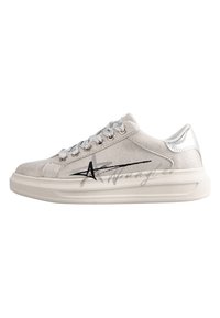 Suedfärgade grå sneakers med silverdetaljer, rund tå, platt gummisula och svart stjärngrafik. Snörning och strukturerad yta.