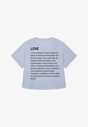 Svetlomodré oversized tričko s čiernym textom na chrbte. Text definuje "lásku" a pokrýva rôzne emocionálne a mentálne stavy.