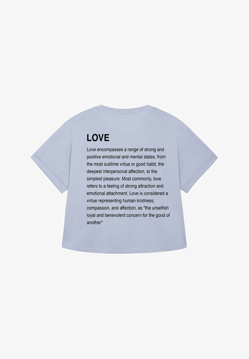 Šviesiai mėlynas didelis T-marškinis su juodu tekstu ant nugaros. Tekstas apibrėžia "meilę" ir apima įvairias emocines ir psichines būsenas.