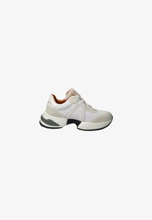 Hvide lædersneakers med grå accenter, kraftig sål, polstret krave og snørebåndsdesign. Har en blanding af glatte og strukturerede overflader.