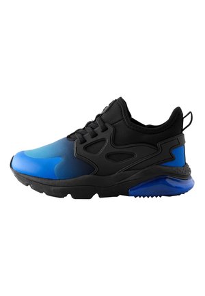 Baskets de sport noires et bleues avec semelle rembourrée, design sans lacets et lacets à l'avant, vues de profil sur fond blanc.