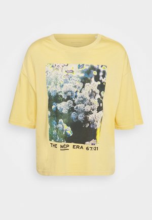 Gele T-shirt met korte mouwen met een abstracte blauwe en witte bloemengrafiek en tekst met de woorden "THE MOP ERA 67/21" op de voorkant.