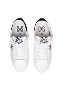 Sneakers bianchi in pelle con dettagli neri, caratterizzati da un logo a stella, chiusura con lacci e interno imbottito. Include dettagli del marchio impresso.