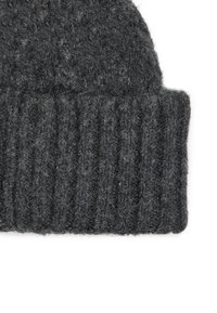 Gorro de lana gris tricotado con puño acanalado, hecho de una mezcla de lana texturizada, con un aspecto suave y esponjoso.