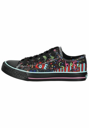 Baskets basses noires avec des motifs colorés style graffiti, incluant "Love" et "Shoes", avec des accents roses et bleus sur la semelle et le bout.