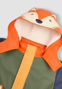 Vattentålig jacka med luva i rävmotiv i orange och vitt, grön kropp, gul fastsättningsrem och mjukt, vitt foder.