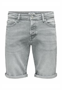 Pantalones cortos de mezclilla gris claro con corte regular, cinco bolsillos, dobladillo enrollado y cierre de botón metálico. Textura suave con sutiles detalles de desvanecimiento.
