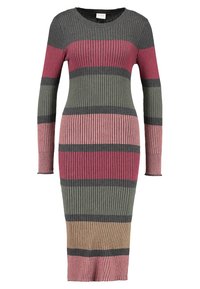 Robe en tricot côtelé longue avec des rayures horizontales en gris foncé, rose, vert et beige, dotée de manches longues et d'un col rond.