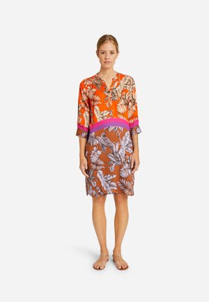 SHORT BUTTON PLACKET - Vestido camisero - fire red print
