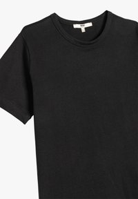 Camiseta negra de manga corta hecha de algodón. Presenta un cuello redondo y una textura de tela lisa sin patrones ni acentos visibles.