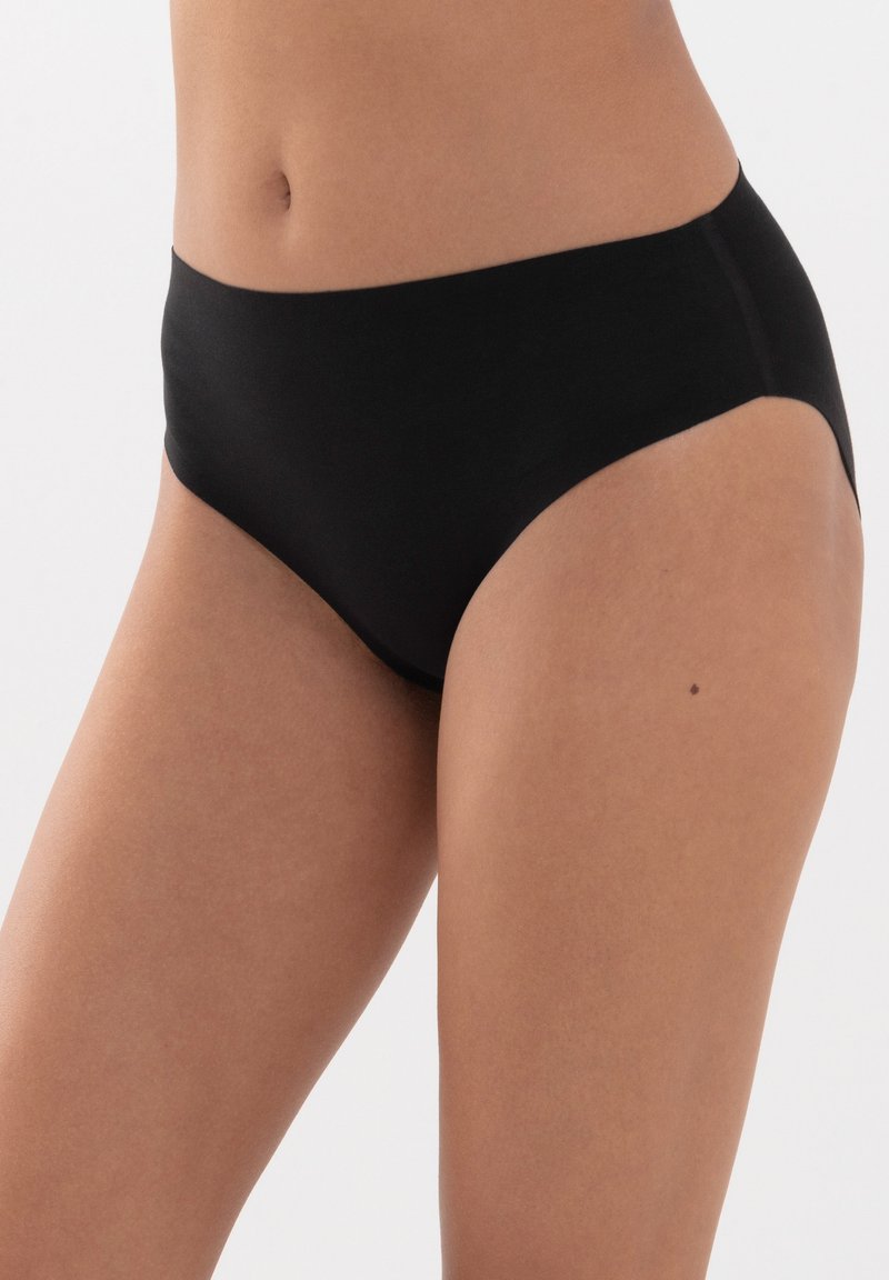 Mutande bikini in cotone nero con una texture liscia e copertura moderata, dotate di una vita senza cuciture e senza motivi visibili.