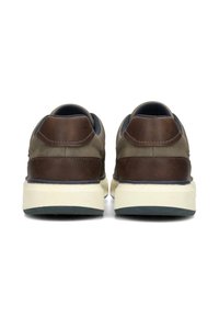 Sneakers in pelle marrone e tessuto oliva con suole in gomma bianca, design arrotondato e collare imbottito per il comfort.