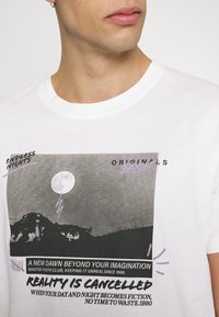 Jack & Jones JORBLOKE TEE CREW NECK - T-shirt estampada - cloud dancer