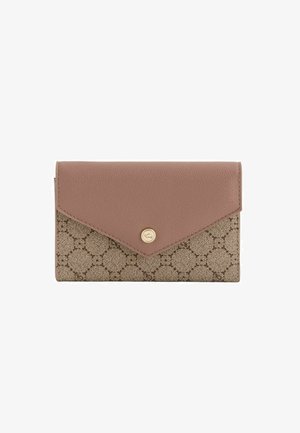 Cartera rectangular con solapa de cuero rosa y cuerpo de tela beige con patrón, asegurada por un pequeño botón redondo dorado.