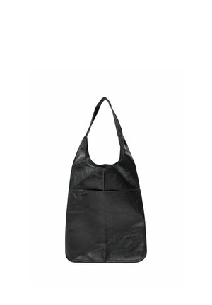 Sort skuldertaske i læder med bred rem og stort forlomme, vist mod en hvid baggrund.