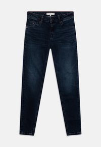 Granatowe jeansy z dżinsu o dopasowanym kroju, pięcioma kieszeniami i zapięciem na guziki z przodu. Charakteryzują się delikatnym wyblaknięciem i przeszyciami wzdłuż szwów.