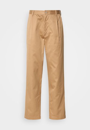 Khaki broek, katoenmix, recht model, voorplooien, riemlussen en knoopsluiting. Gladde textuur zonder patronen.
