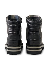Černé a šedé kotníkové boty vyrobené z kůže a textilu, s polstrovaným designem, dvojitými zipy a pruhovanými gumovými podrážkami.