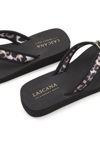 Zwarte flip-flops met een lederen strap met luipaardprint, voorzien van een platte zool en goudkleurige Lascana-branding in het voetbed geperst.