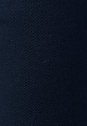 Tessuto blu scuro con una fine trama diagonale, che mostra leggere pieghe e un leggero lanugine distribuito sulla superficie.