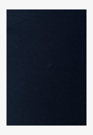 Tela azul oscuro con una textura de tejido diagonal fina, que muestra arrugas sutiles y un ligero pelusa dispersa por la superficie.