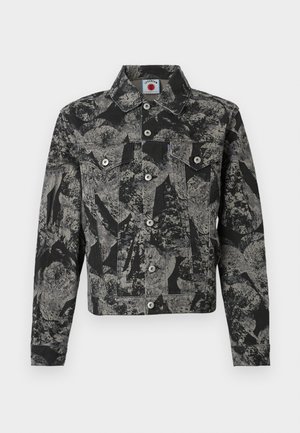 Veste en jean noire et grise avec un motif abstrait, fermeture à boutons, deux poches avant et un col pointu. Tissu texturé.