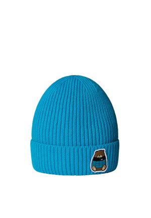 Blå stickad mössa med ribbad struktur, med uppvikt kant och ett märke med en björn i en blå kappa.