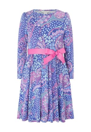 Blå og lyserød paisley langærmet kjole med en samlet skørt og en lys pink sløjfe i taljen.