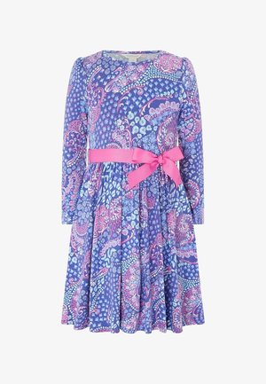 Langärmliges Kleid in blau und pink mit Paisleymuster, einem gerafften Rock und einer leuchtend pinken Schleife an der Taille.