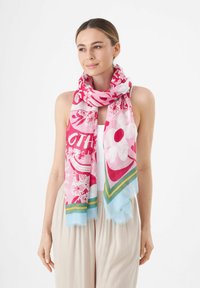 Lichte roze sjaal met bloemmotieven, rafelige randen en een blauw-groene gestreepte rand. Ideaal voor laagjes of als een stijlvolle accent.