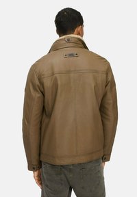 Braune Lederjacke mit Schererkragen, mit einer Vorderseite zum Schließen, seitlichen Taschen und sichtbaren Nähten auf dem Rücken.