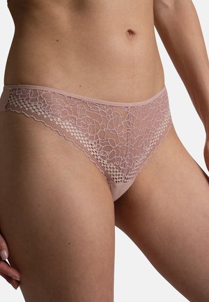 Culottes en dentelle et en maille rose tendre avec un motif floral, des bords festonnés et un tissu lisse pour le confort. Conçues pour une silhouette ajustée.