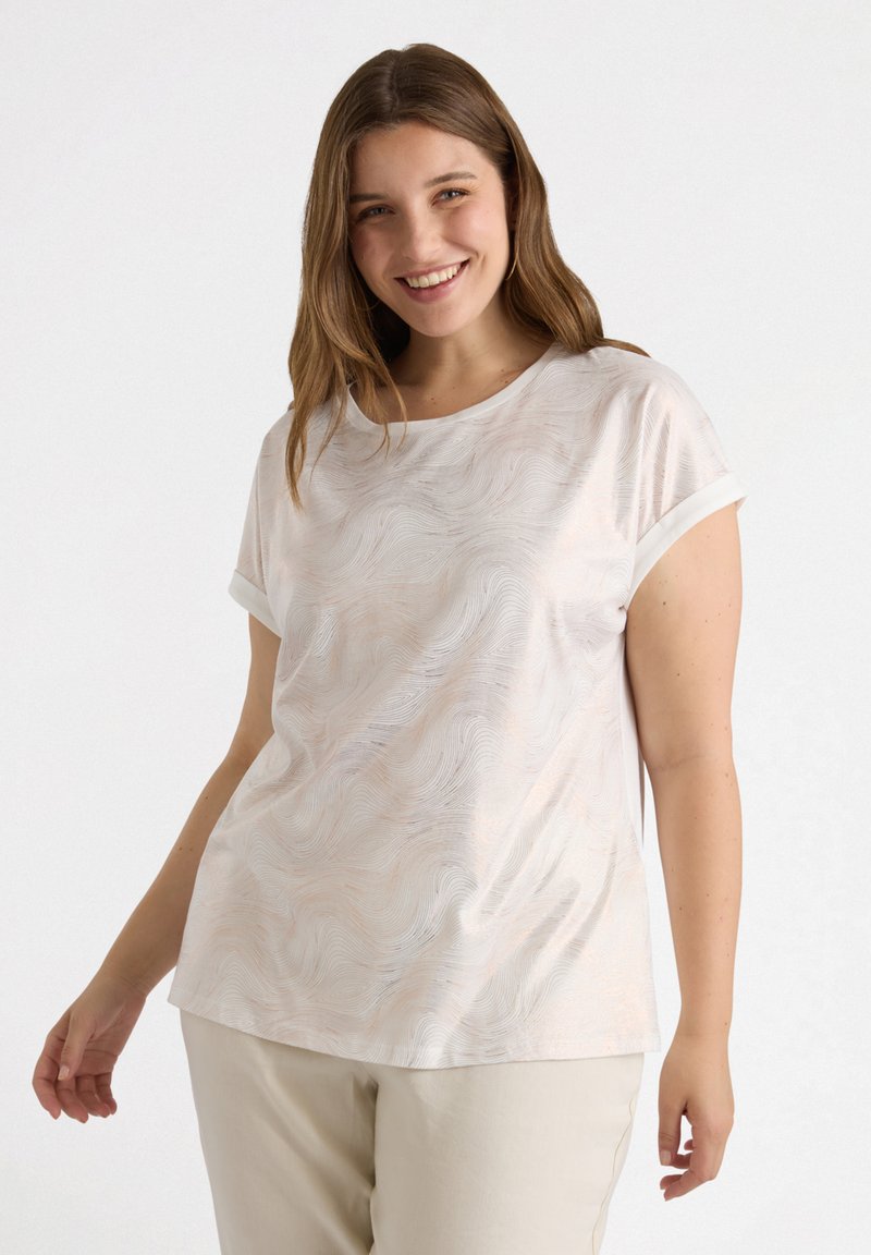 Top de manga corta en tejido color crema claro con patrones de textura en forma de olas. Cuello redondo y puños enrollados, combinado con pantalones color beige claro.