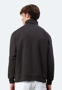 Dunkelgrauer Sweatshirt mit hohem Kragen, lockerer Passform, langen Ärmeln und gerippten Bündchen. Schlichtes Design ohne sichtbare Logos oder Muster.