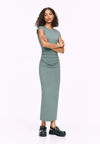 PULL&BEAR GATHERED - MIDI - Dnevna obleka - green