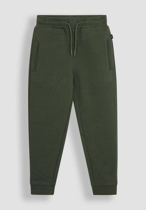 Pantalones de chándal verde oliva hechos de tela suave, con dos bolsillos laterales, una cintura elástica con cordón y puños ajustados en los tobillos.
