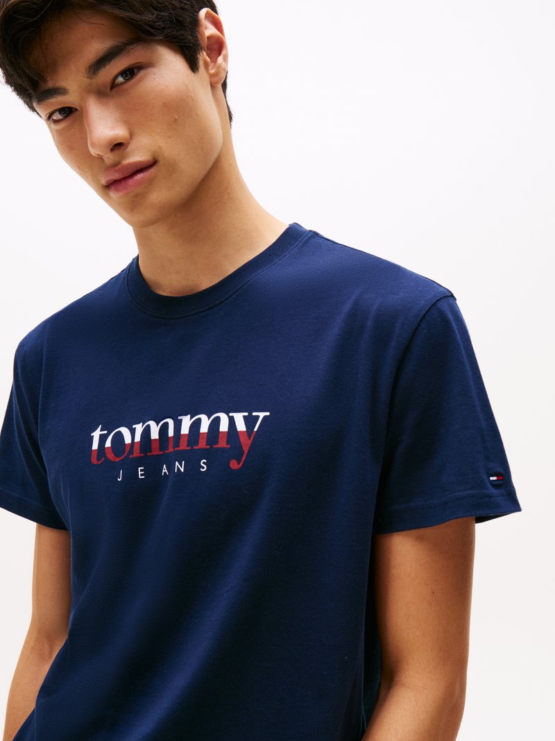 Marineblaue Baumwoll-T-Shirt mit "tommy"-Logo in Weiß und Rot, Rundhalsausschnitt, kurzen Ärmeln und einem kleinen Logo-Akzent am Saum.