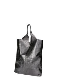 Zwarte metallic tote bag met een gladde textuur, oversized vorm en twee schouderbanden. Naaddetails voegen een subtiele ontwerpelement toe.