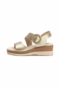 Sandalias de cuña de cuero dorado con dos correas anchas, gran hebilla redonda y plantilla de madera clara. Suela de goma texturizada para mayor tracción.