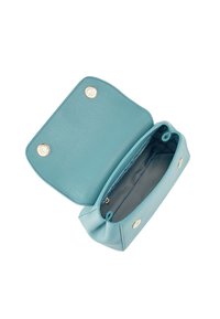 Lyseblå læder crossbody taske med magnetisk tryklås, åben til at vise mørkt stof indvendigt foring og lille inderlomme med lynlås.